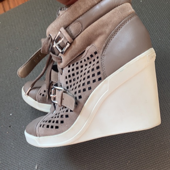 Michael Kors leather lace up and tie ankle boots - Picture 5 of 11